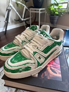 LOUIS VUITTON Trainer Sneakers- Green and white brush effect size 8LV (US 9-9.5)